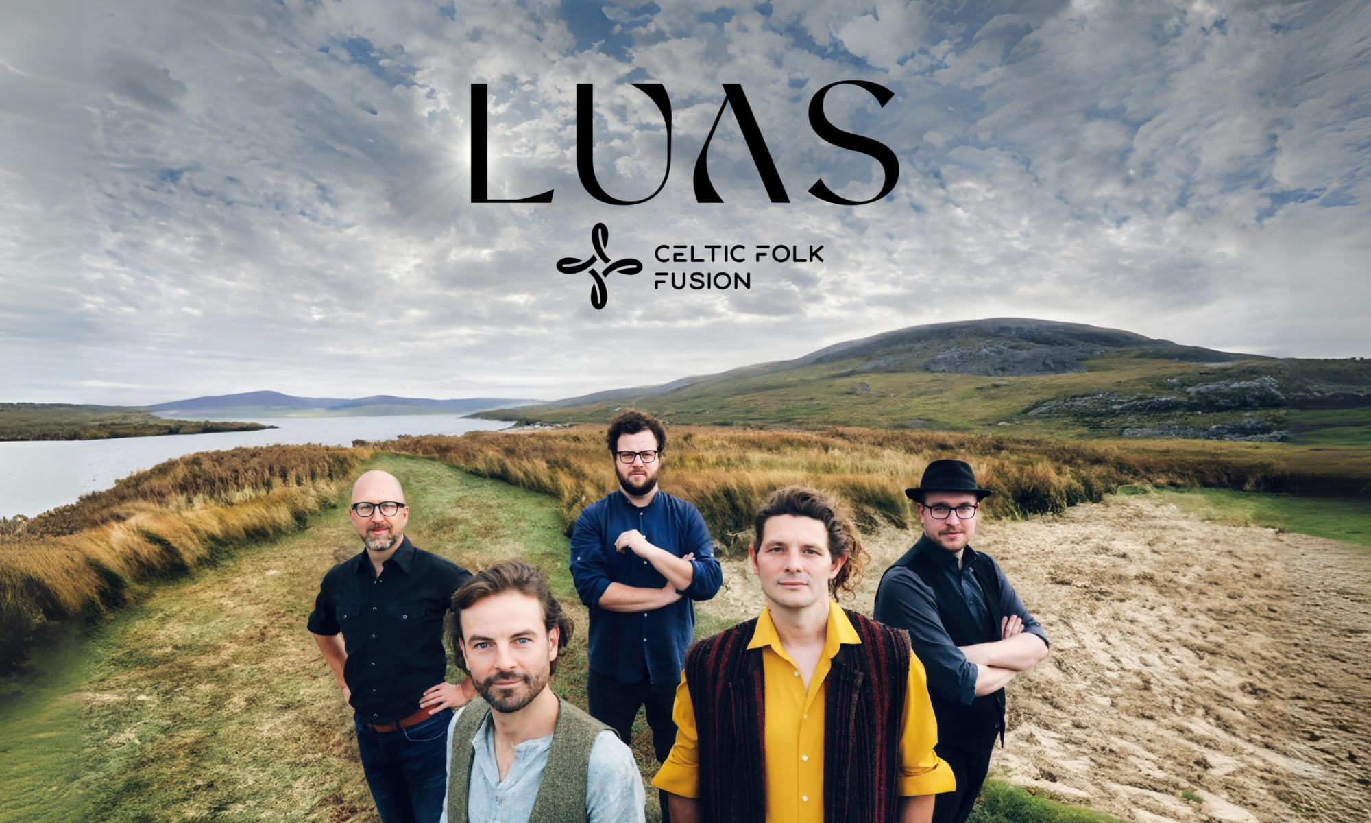 Fünf keltische Musiker posieren vor einer atemberaubenden schottischen Landschaft